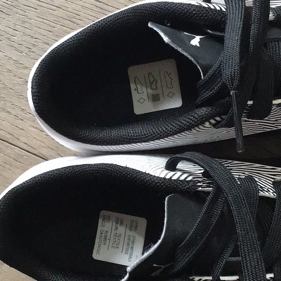 Pristine toddler soccer shoes - Picture 3 of 4